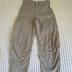 GAP Women's barrel high rise
Relaxed through the hip and thigh tapered leg